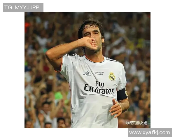 足球明星个性瞬间：捕捉球场背后的独特风采与激情时刻